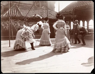 Cinco atrizes em traje ensaiando no telhado do que é provavelmente o New York Theatre, Nova York, 1900 (impressão de gelatina de prata)